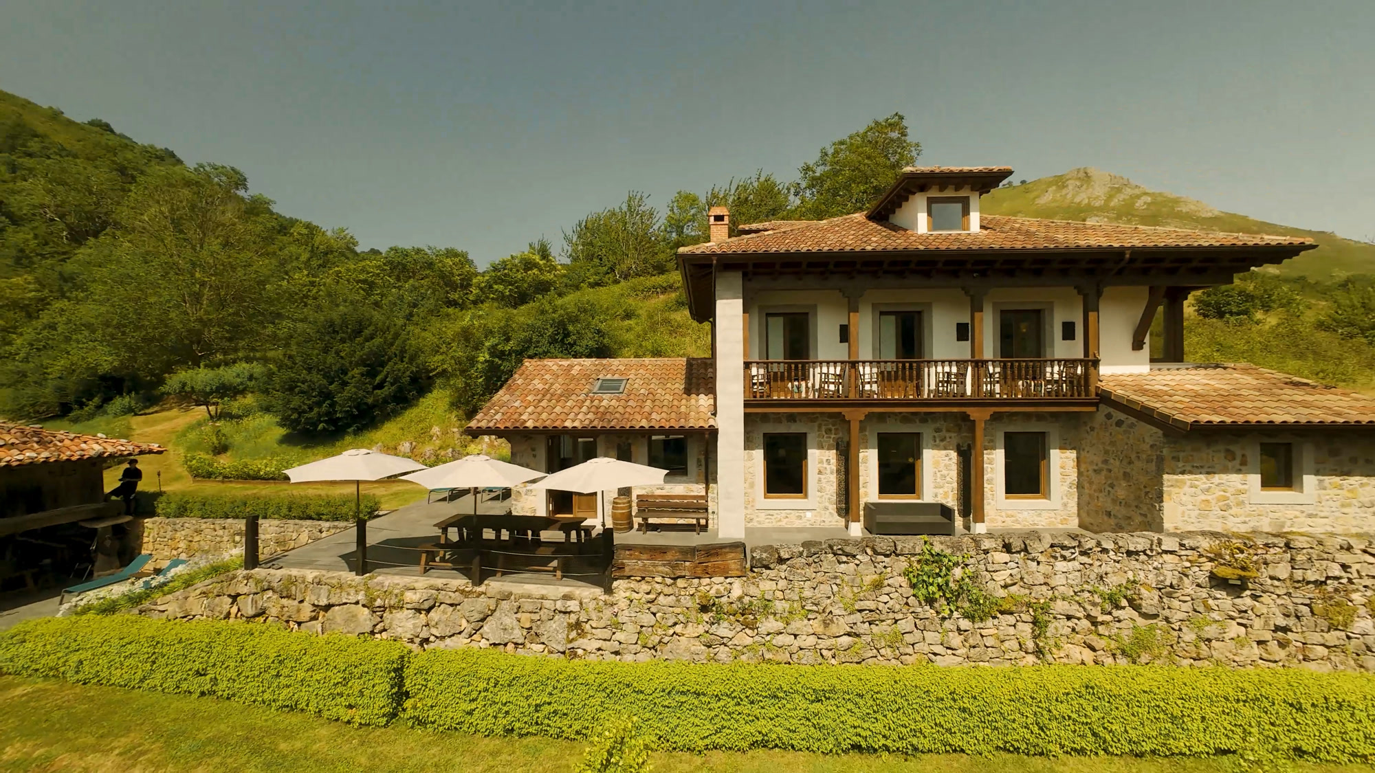 Casa La Roza nel suo paesaggio